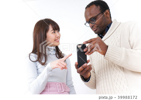 外国人観光客に道案内をする若い女性 外国人観光客に道案内をする若い女性 39988172