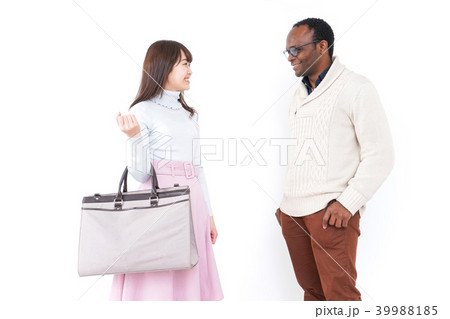 外国人観光客に道案内をする若い女性 39988185