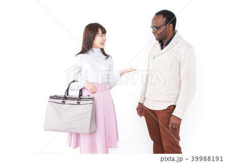 外国人観光客に道案内をする若い女性 39988191