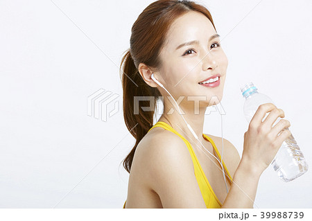 女性　スポーツウェア　水分補給 39988739
