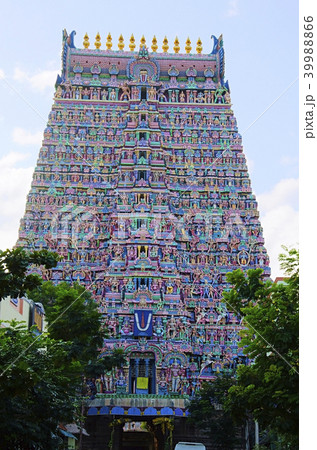 Colorful idols on the Gopuram, Sarangapani Temple 39988866