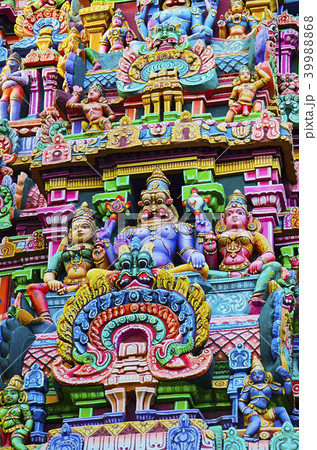 Colorful idols on the Gopuram, Sarangapani Temple 39988868