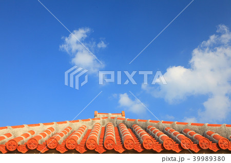 赤瓦屋根と青空 赤瓦屋根と青空 39989380