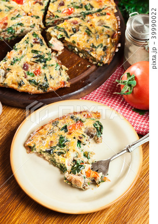 Portion of frittata made of eggs and mushrooms 39990022