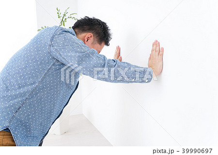 病気に苦しむ男性 39990697