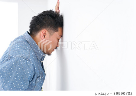 病気に苦しむ男性 病気に苦しむ男性 39990702