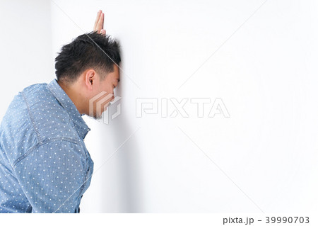 病気に苦しむ男性 39990703