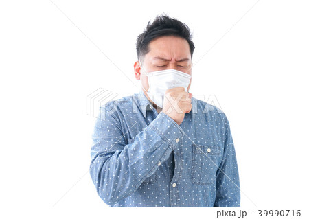 風邪をひいた男性 39990716