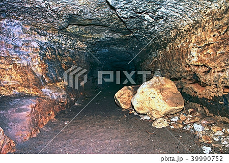 Tunnel built in soft sandstone rock. Underground  39990752