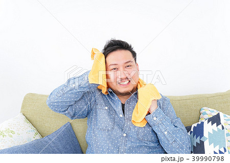 お風呂上がりの男性 39990798