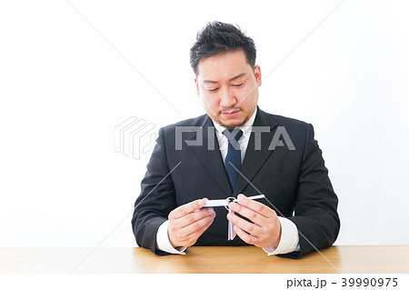 語学学習をするビジネスマン 語学学習をするビジネスマン 39990975