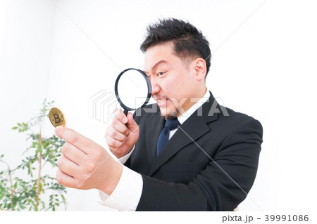 仮想通貨を調べるビジネスマン 39991086