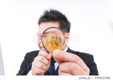 仮想通貨を調べるビジネスマン 39991088