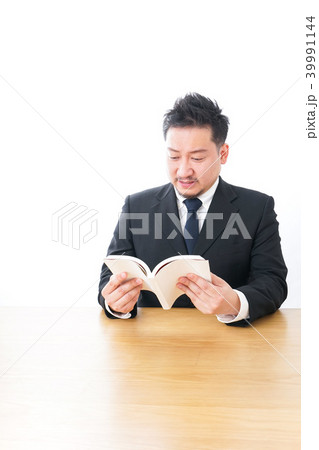 読書をするビジネスマン 読書をするビジネスマン 39991144