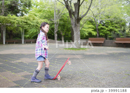 スケートボードで遊ぶ女の子 スケートボードで遊ぶ女の子 39991188