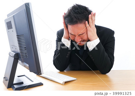 パソコンの前で憤慨するビジネスマン 39991325