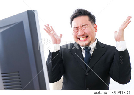 パソコンの前で憤慨するビジネスマン 39991331