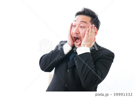 パソコンの前で憤慨するビジネスマン パソコンの前で憤慨するビジネスマン 39991332