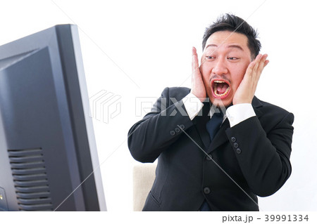 パソコンの前で憤慨するビジネスマン 39991334