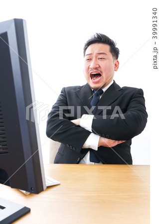 パソコンの前で憤慨するビジネスマン 39991340