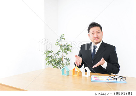 不動産会社のビジネスマン 39991391