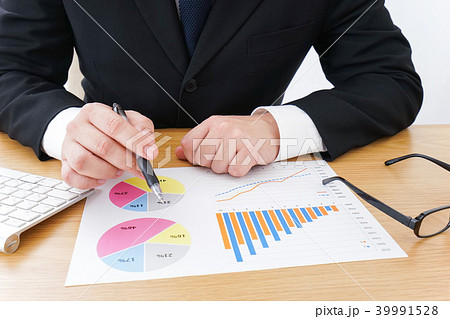 デスクワークをするビジネスマン 39991528