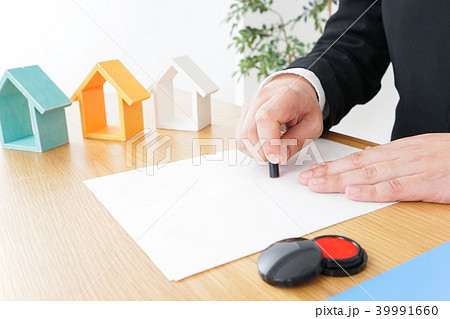 不動産の契約をする男性 39991660