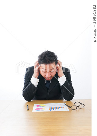 ストレスを抱えるビジネスマン 39991882