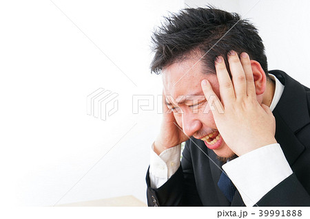 ストレスを抱えるビジネスマン 39991888