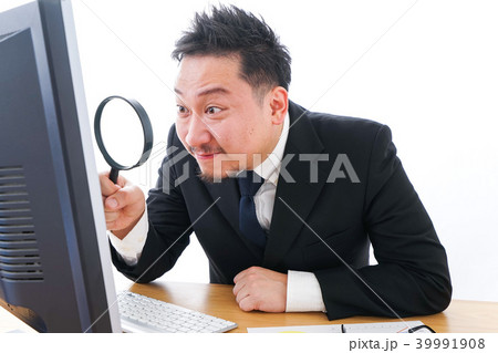 調査をするビジネスマン 39991908
