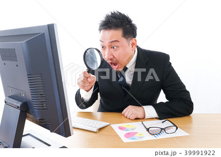 調査をするビジネスマン 39991922