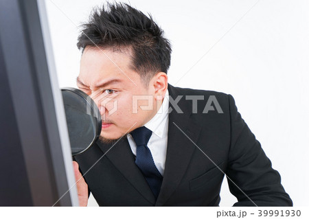 調査をするビジネスマン 調査をするビジネスマン 39991930