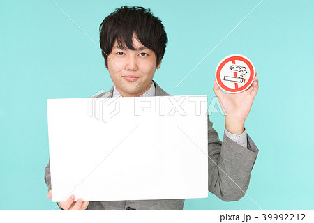 禁煙マークを持つ男性 禁煙マークを持つ男性 39992212