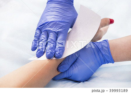 The process of classical wax depilation of female  39993189