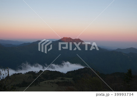 早朝　瓶ヶ森から石鎚山を望む 39993734