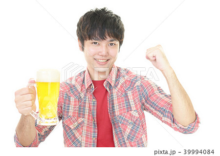 ビールを飲む男性の写真素材