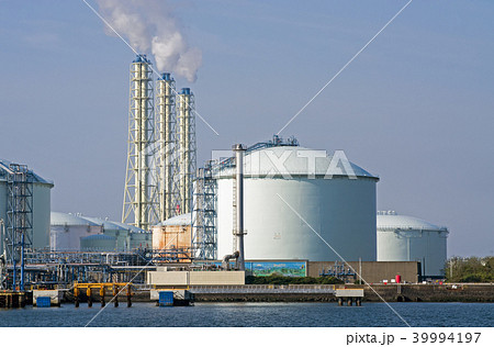 火力発電所の煙突とタンク群 39994197