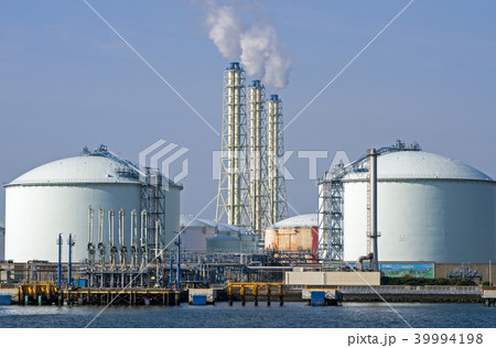 火力発電所の煙突とタンク群 39994198
