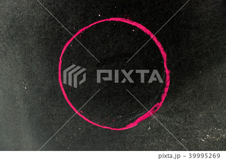 Red chalk drawing in circle shape on black board Red chalk drawing in circle shape on black board 39995269