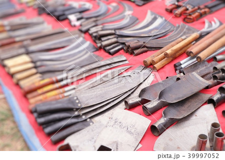 Knife at the market 39997052