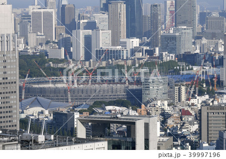 日本の東京都市景観「建設中の新国立競技場」などを望む 日本の東京都市景観「建設中の新国立競技場」などを望む 39997196