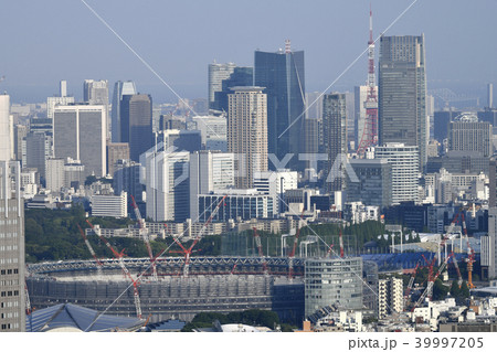 日本の東京都市景観「建設中の新国立競技場」などを望む 日本の東京都市景観「建設中の新国立競技場」などを望む 39997205