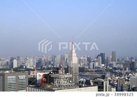 日本の東京都市景観「建設中の新国立競技場」や東京タワーなどを望む 39998325