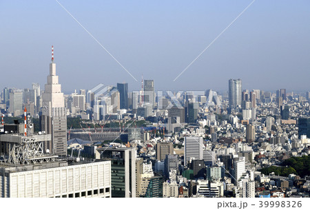 日本の東京都市景観「建設中の新国立競技場」や東京タワーなどを望む 39998326