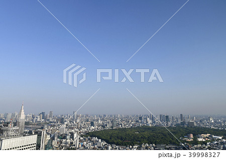 日本の東京都市景観「建設中の新国立競技場」や東京タワーなどを望む 39998327