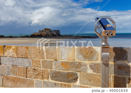 Saint-Malo. City embankment on a sunny day. 40001639