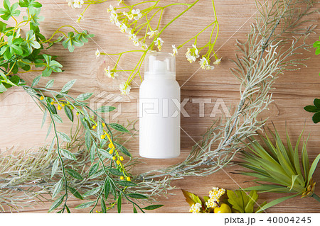 ボトルのあるテーブルフォト 40004245