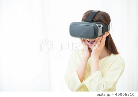 VRゴーグルをつけた女性　仮想現実　VR　バーチャルリアリティー　最新技術　仮想現実 40006510