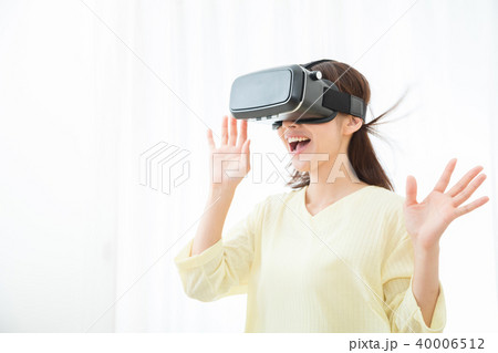 VRゴーグルをつけた女性　仮想現実　VR　バーチャルリアリティー　最新技術　仮想現実 40006512