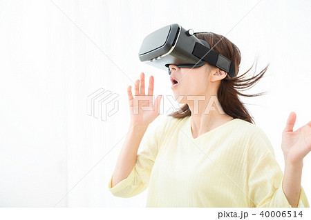 VRゴーグルをつけた女性 仮想現実 VR バーチャルリアリティー 最新技術 仮想現実 VRゴーグルをつけた女性 仮想現実 VR バーチャルリアリティー 最新技術 仮想現実 40006514